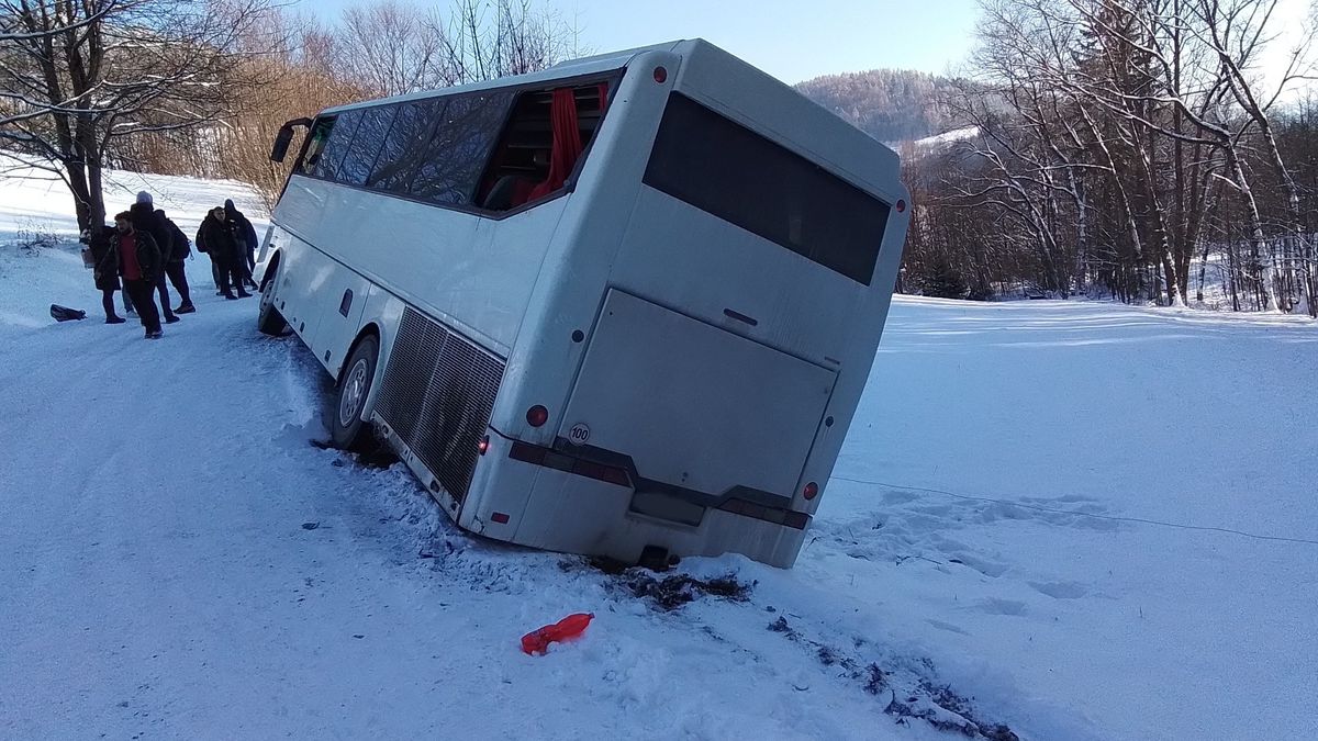 Na Šumpersku boural autobus se studenty. Ti vymlátili okna, aby se dostali ven